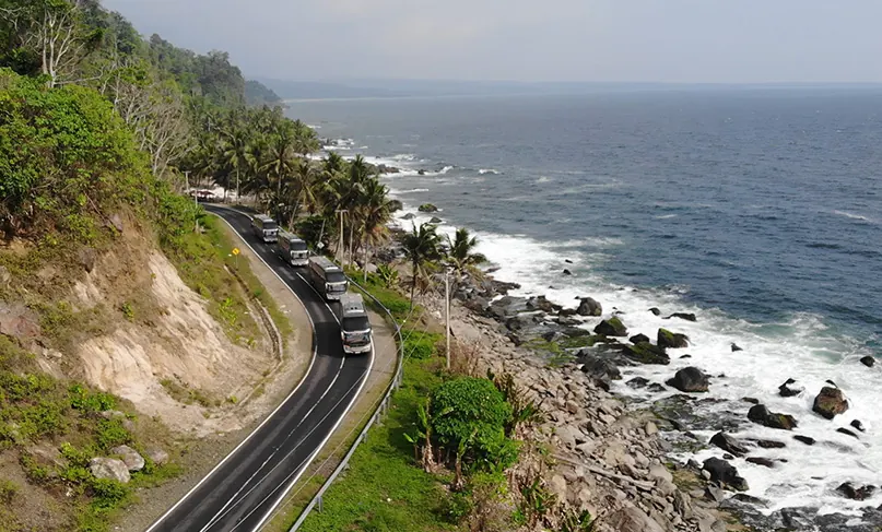 Bus PO. SAN melintas di jalan pesisir Sumatera